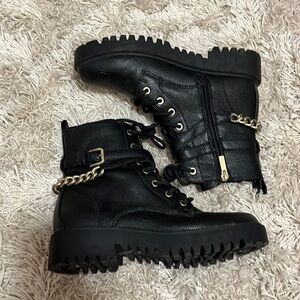 Women’s size 9 GUESS boots in like new condition! Only worn 1 time!!!